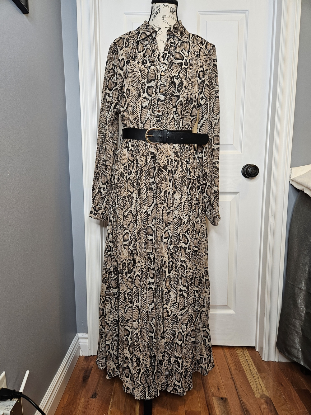 NWOT Suzy Shier Snake Print Maxi Dress Beige Black Size M Long Sleeve Belted